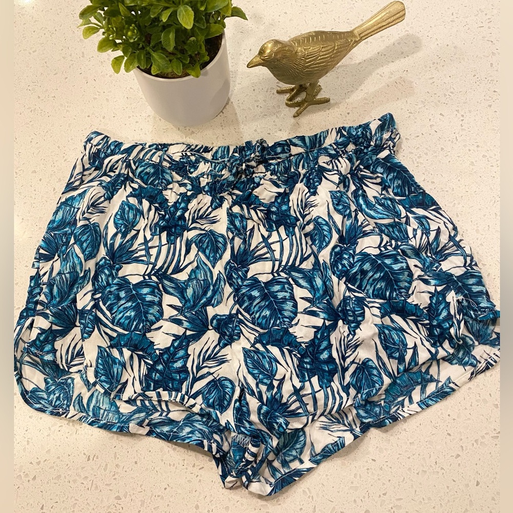 H&M Divided blue palm leaf print shorts with elastic band and pockets size 8 NWT